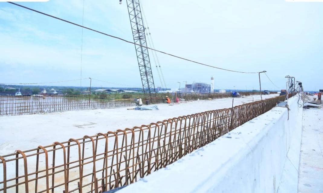 Para pekerja di proyek pembangunan Jembatan Musi V.