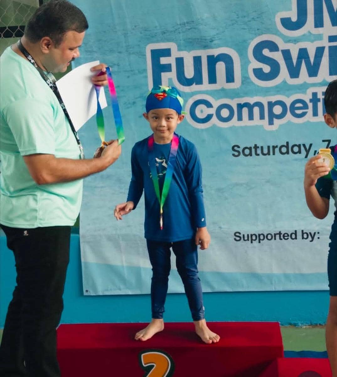 Shaka anak Dinda - Rey perdana ikut lomba renang