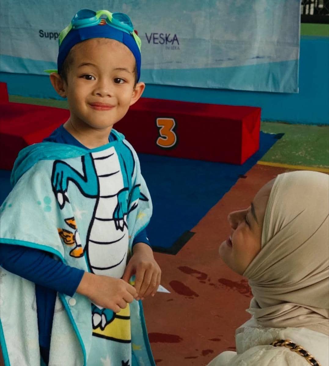 Shaka anak Dinda - Rey perdana ikut lomba renang