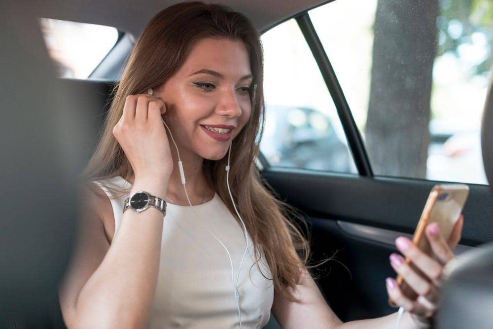 ilustrasi perempuan mendengarkan podcast