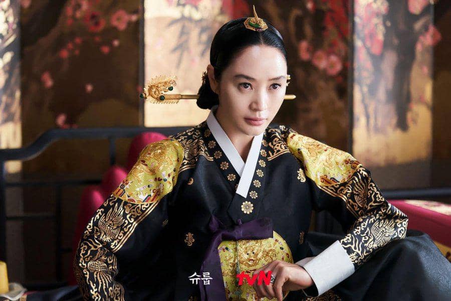 Still cut Under The Queen's Umberella
