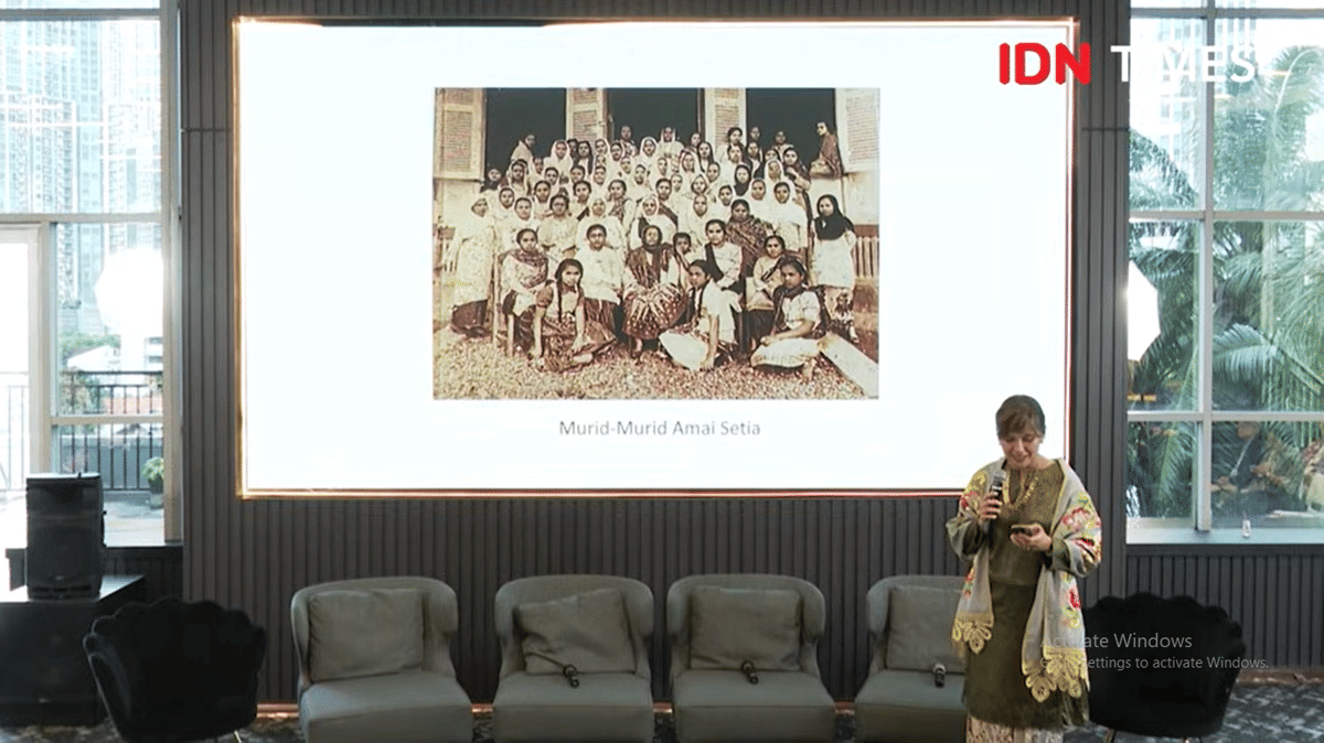 Ibu Trini Tambu menjelaskan murid-murid Amai Setia