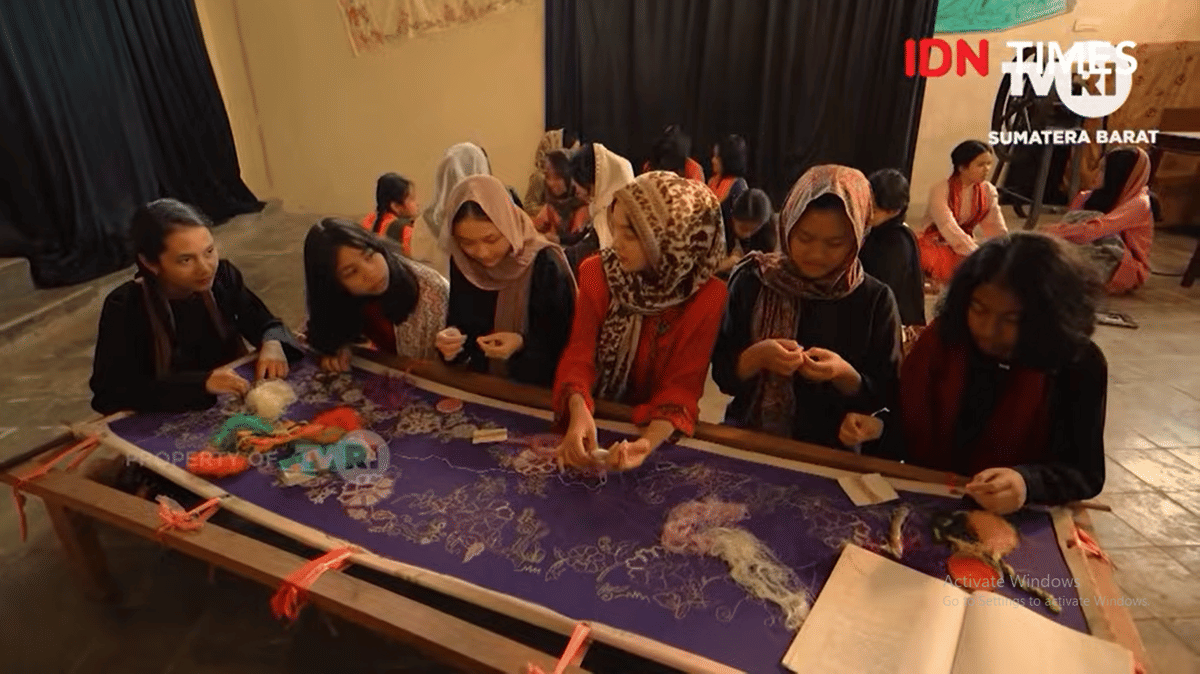 Anak-anak perempuan belajar menjahit di film Sunting Melayu