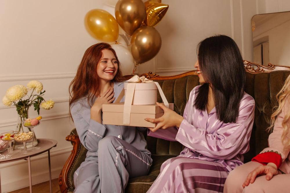 ilustrasi memberi kado ke sahabat