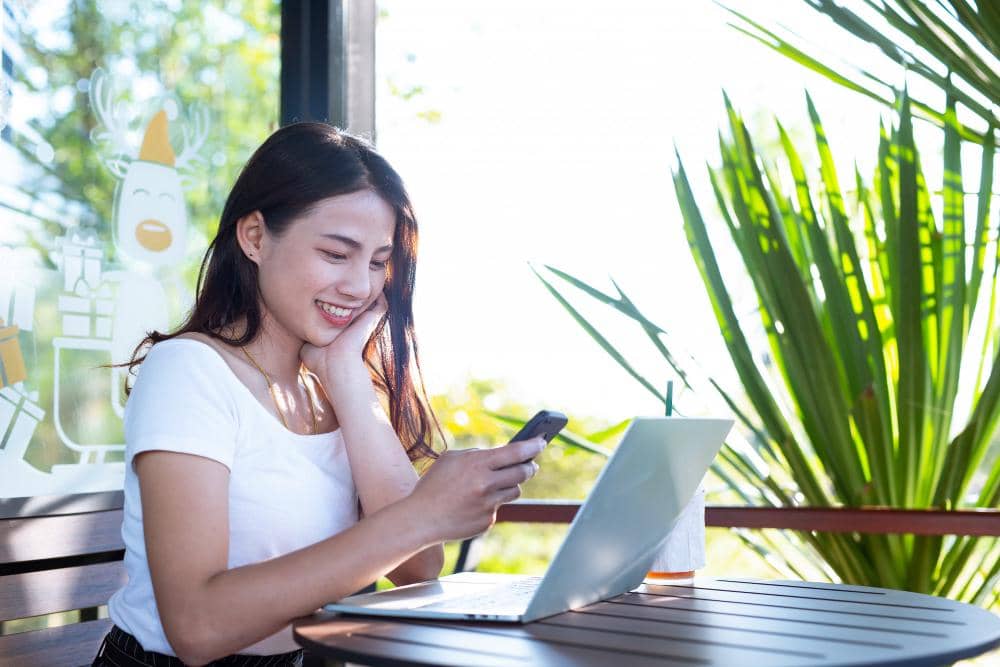 ilustrasi mengisi survei online