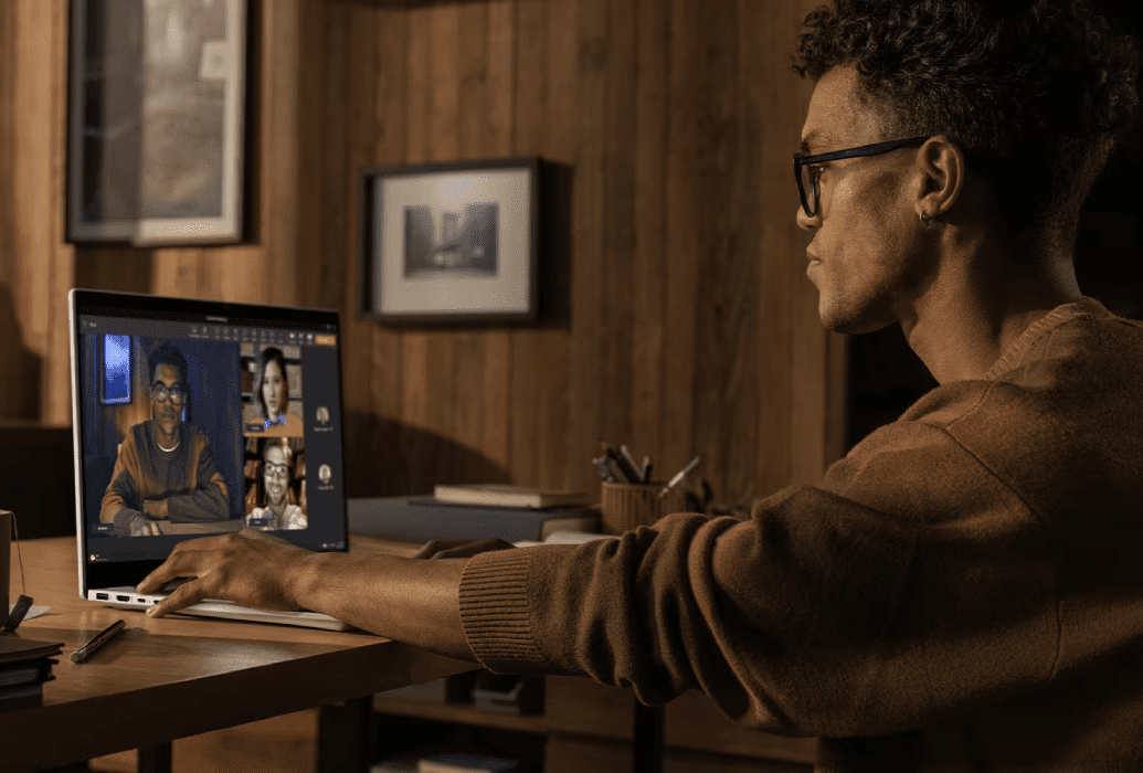 ilustrasi menggunakan laptop AI