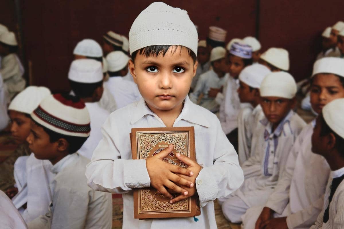 Anak muslim memegang al quran ramadan