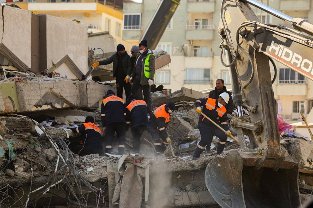 Bangunan apartemen yang runtuh.