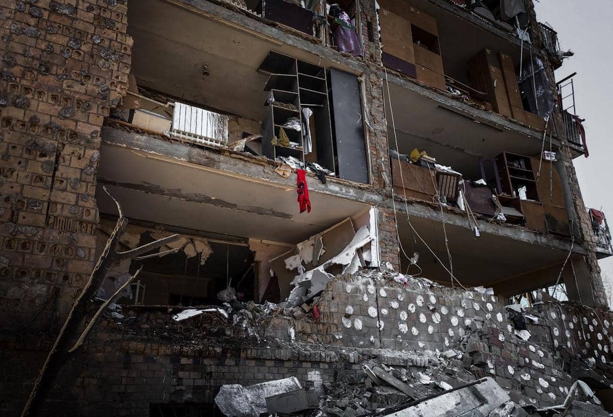 Bangunan apartemen yang runtuh.