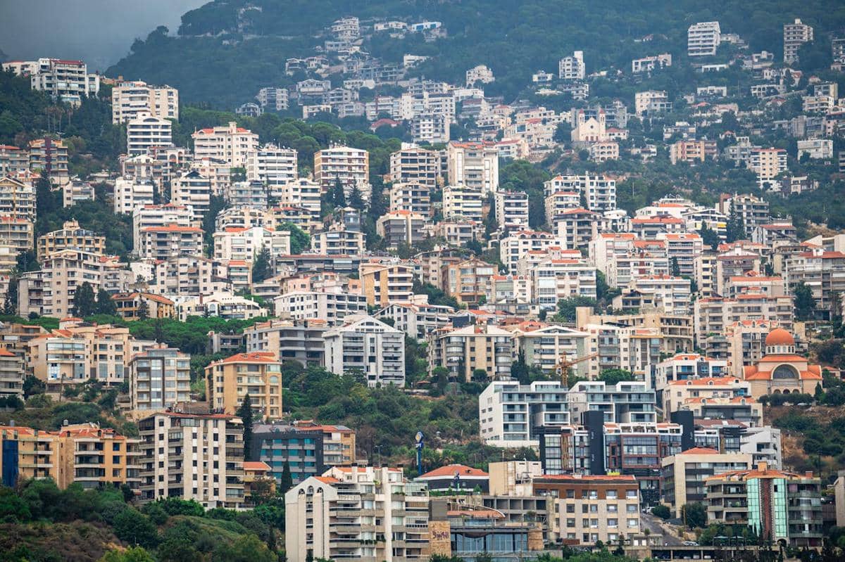 Bangunan di perbukitan.