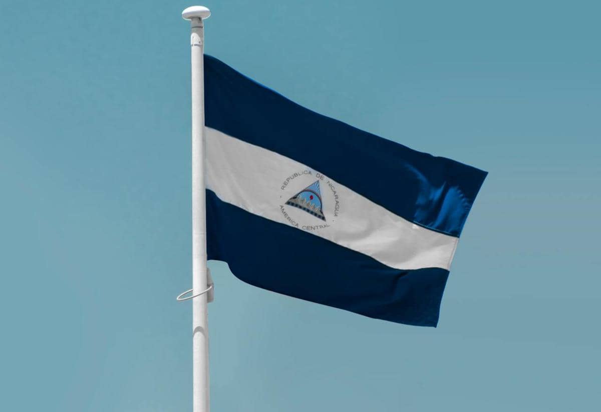 Bendera Nikaragua sedang berkibar