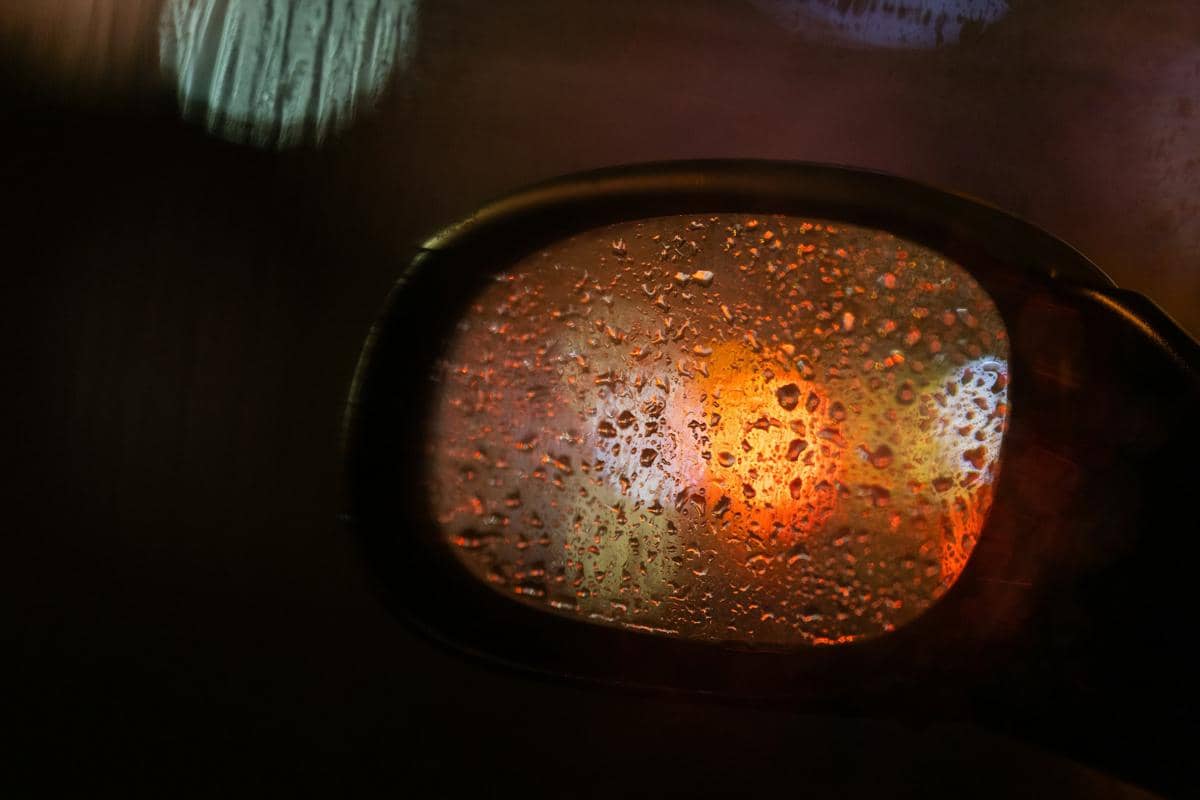ilustrasi kaca spion mobil berembun