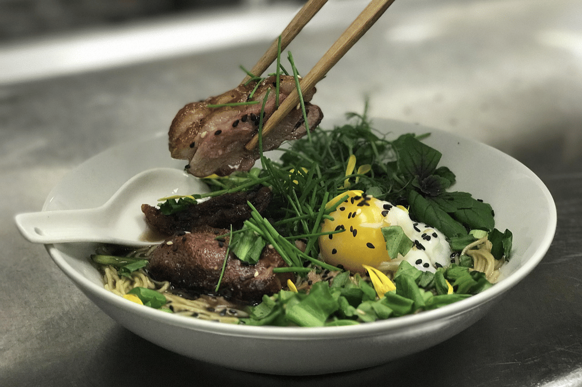 ilustrasi membuat salad bebek