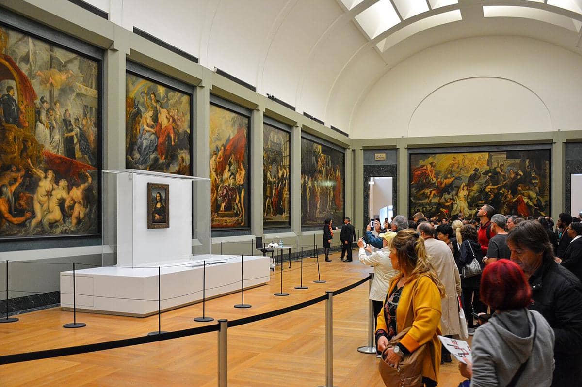 Pemandangan di dalam Galerie Médicis di Museum Louvre di Paris, Prancis. Para pengunjung sedang melihat lukisan Mona Lisa yang dipajang dalam kotak pelindung. 