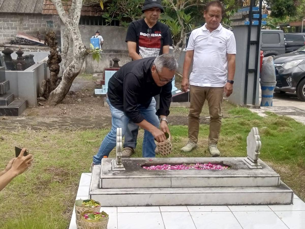Jurnalis ziarah ke makam Udin di Bantul. (IDN Times/Daruwaskita)