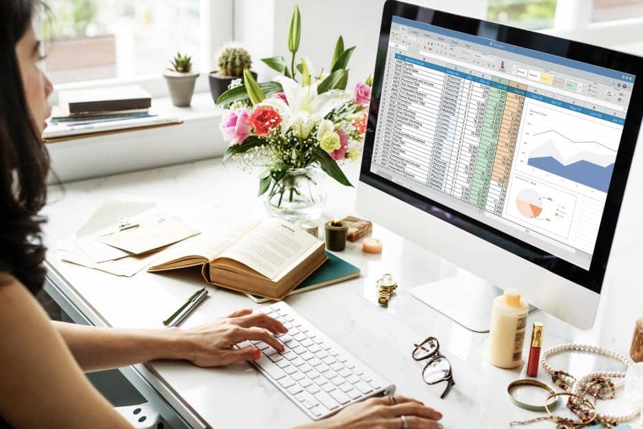 ilustrasi bekerja sebagai data entry