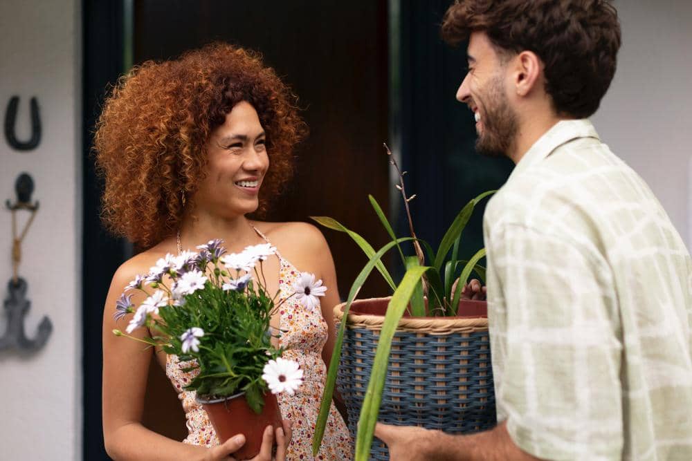 ilustrasi pasangan memberi tanaman hias