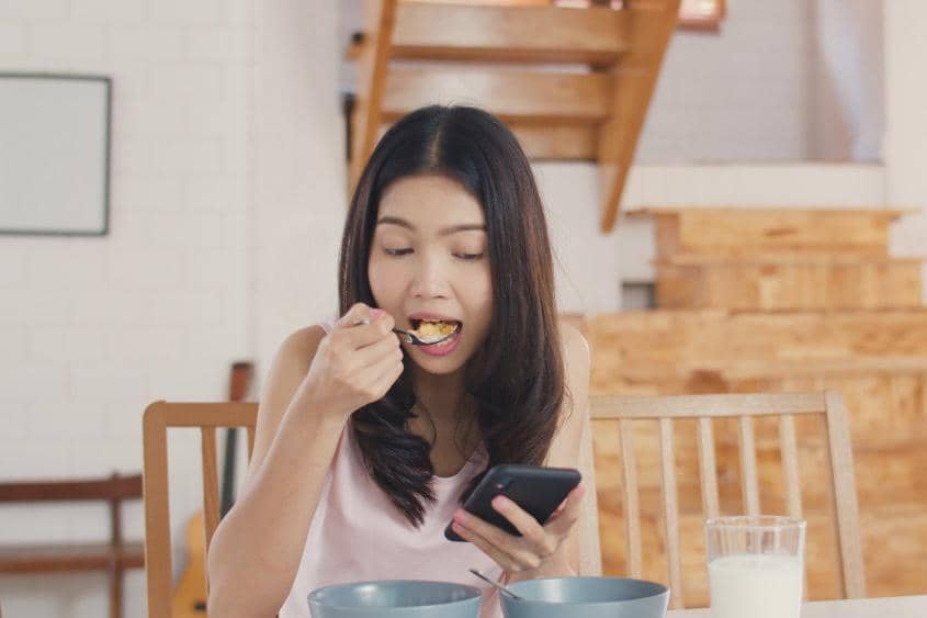 ilustrasi wanita makan sambil menonton