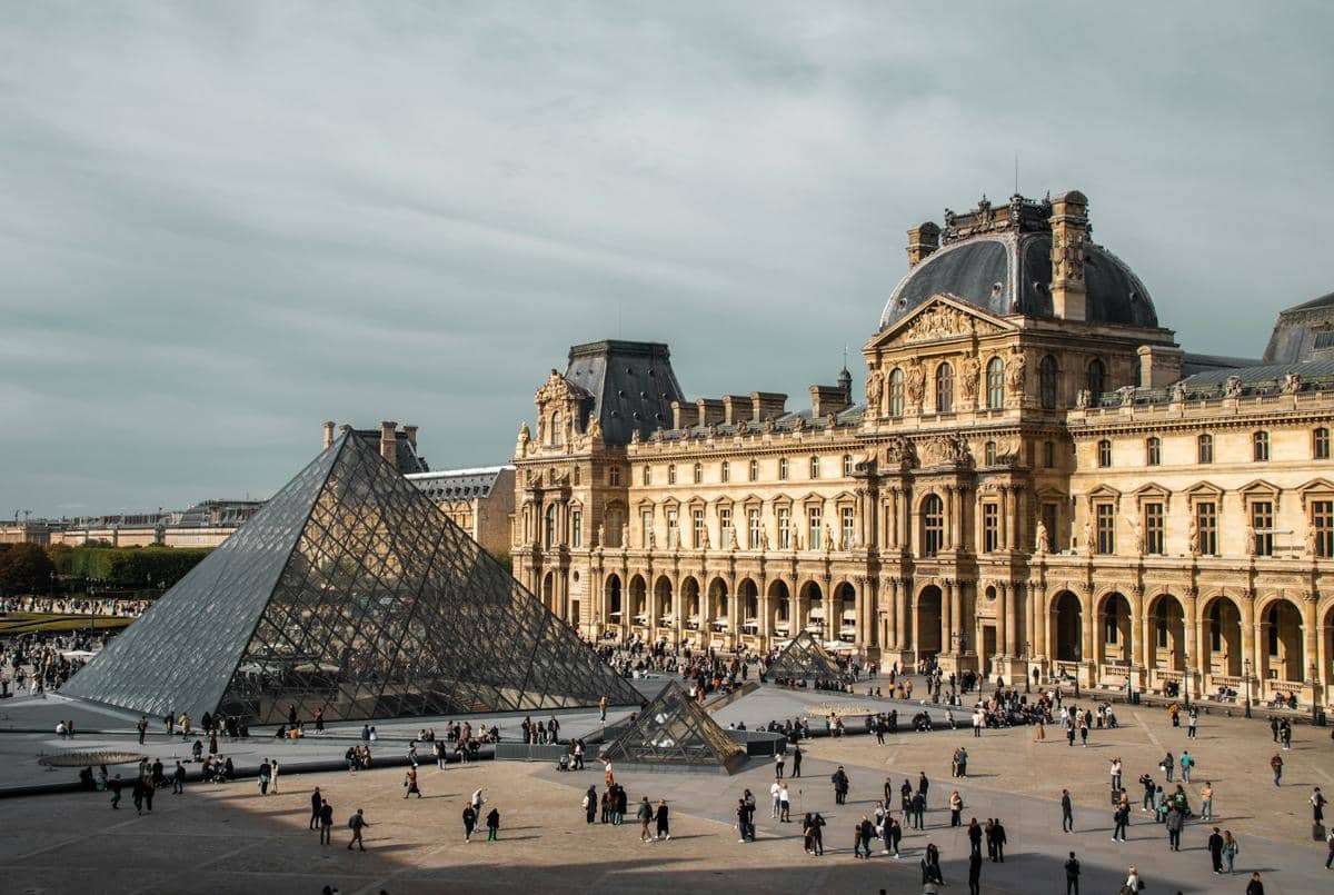 Museum Louvre dan pintu masuk piramida kaca ikoniknya di Paris, Prancis.