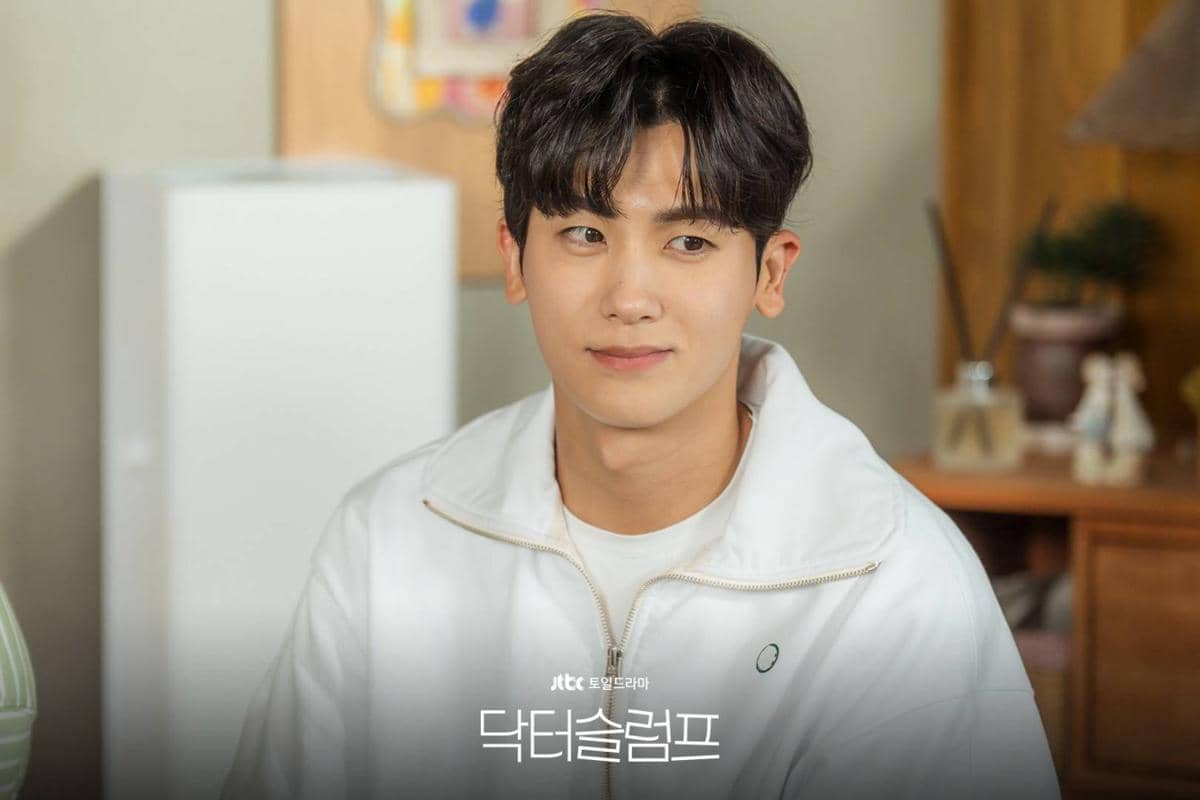 Still cut Park Hyung Sik di drama Doctor Slump