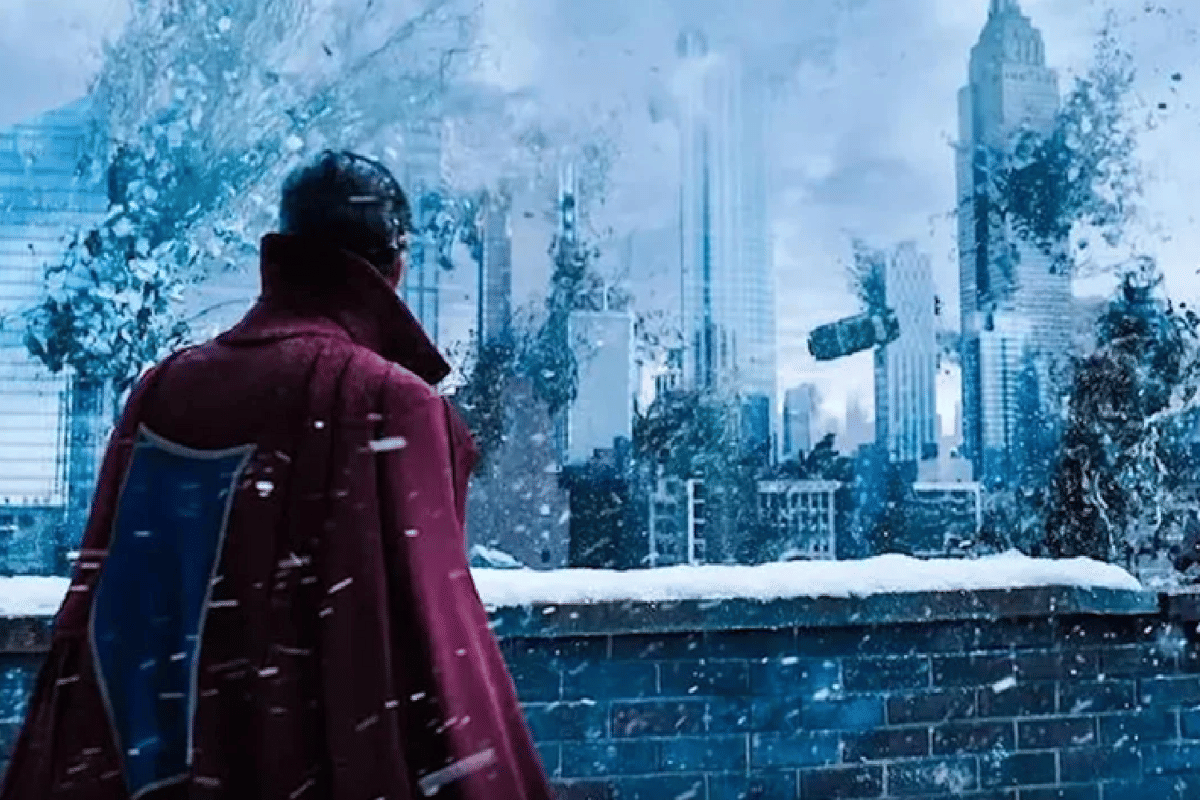 Doctor Strange menyaksikan fenomena Incursion