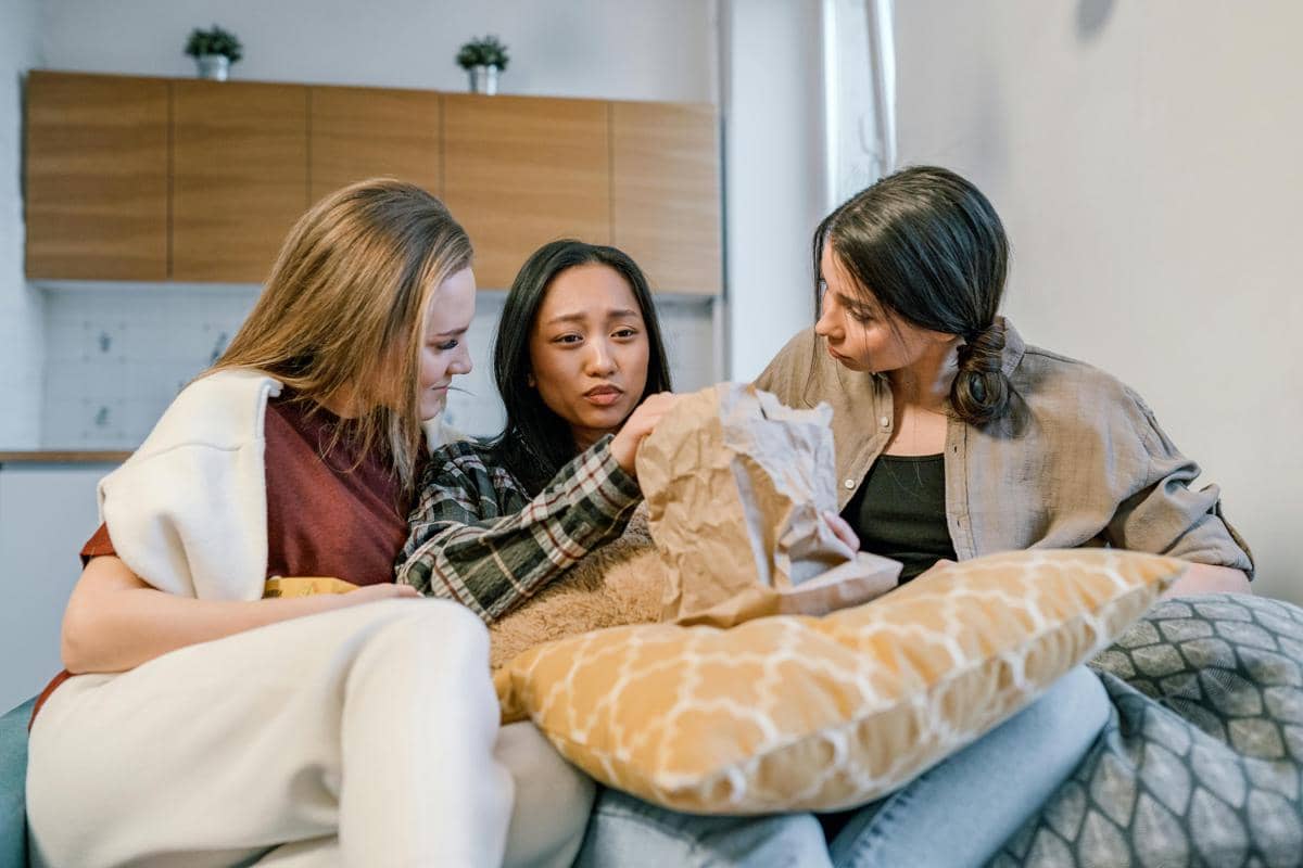 Ilustrasi Mengobrol dengan Teman