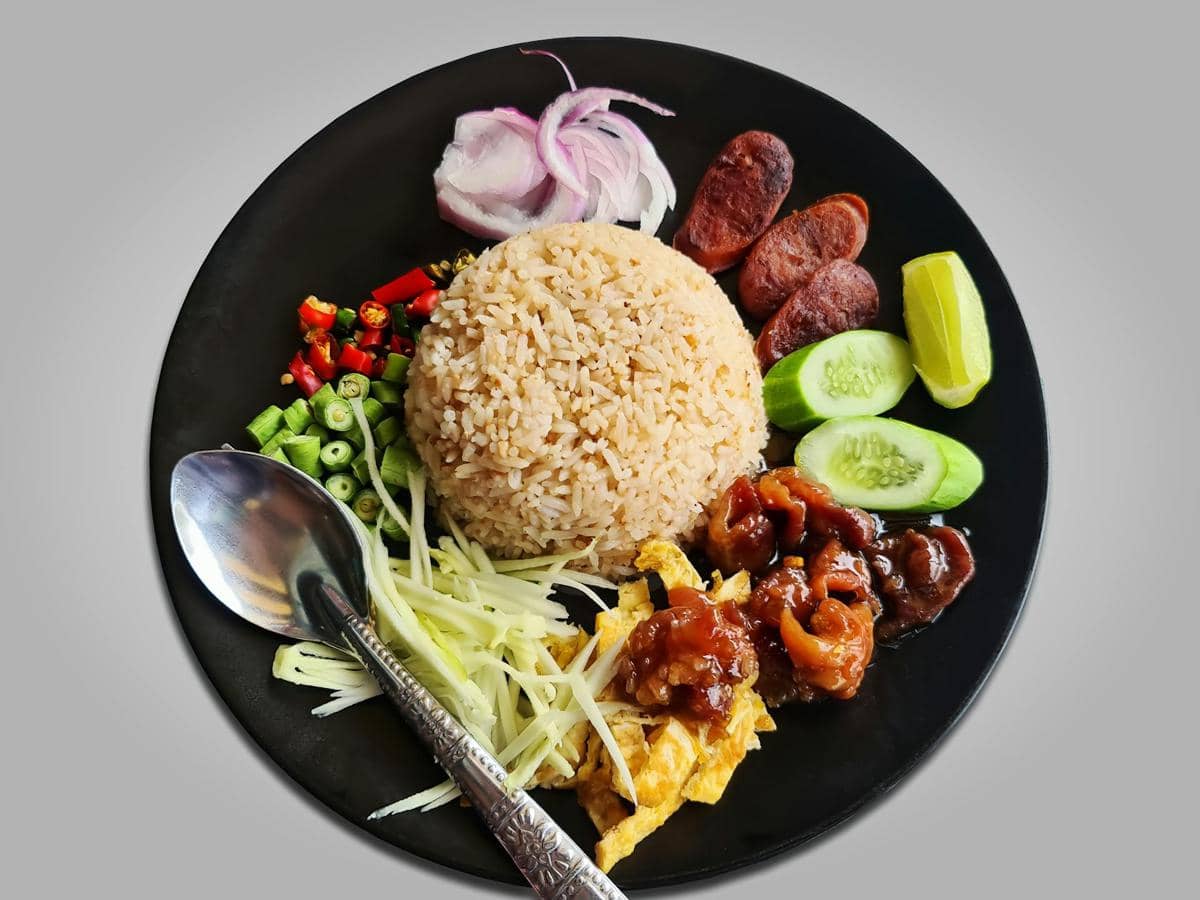 ilustrasi sarapan nasi merah beserta lauk pauk