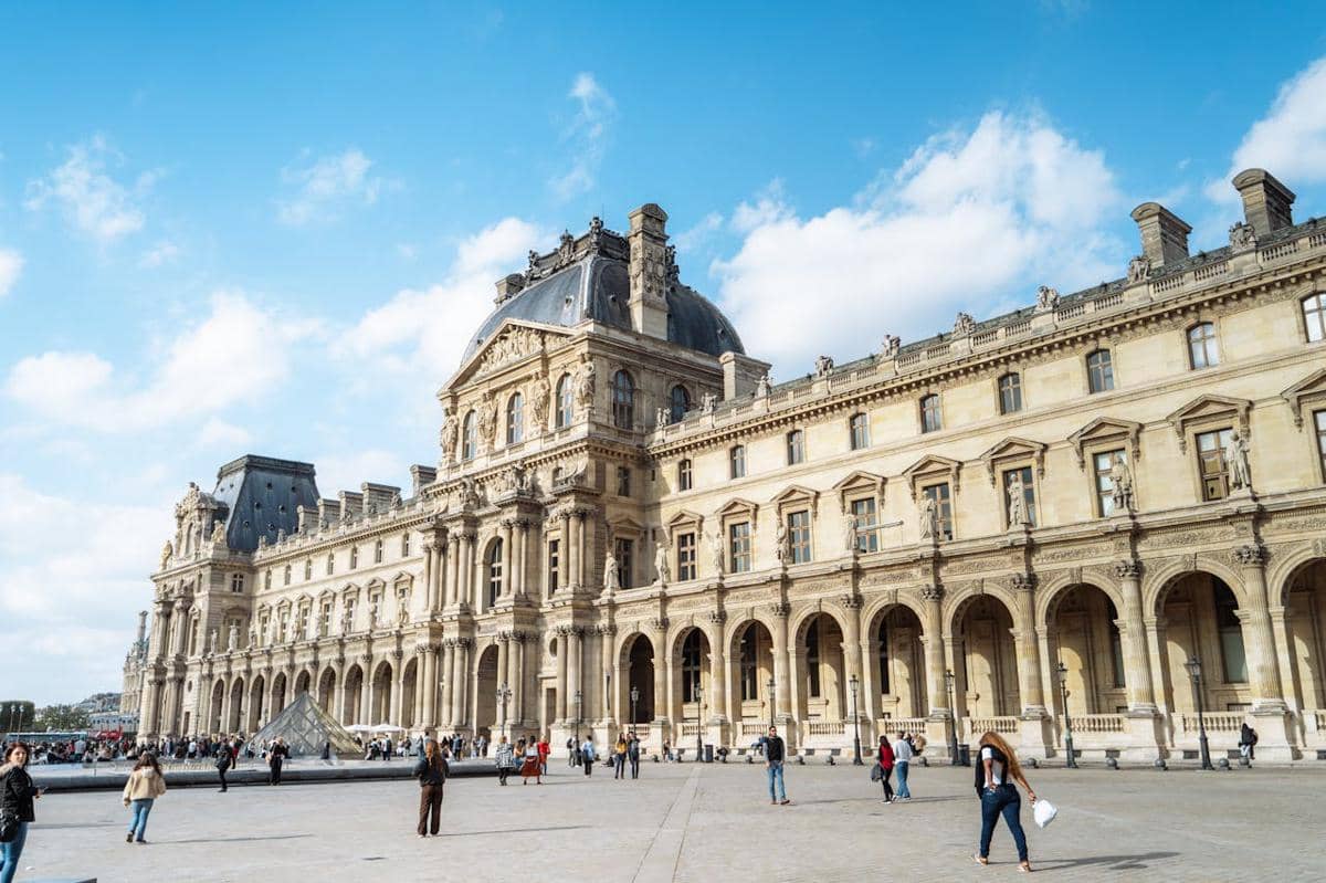 Fasad bersejarah Museum Louvre di Paris, Prancis. 