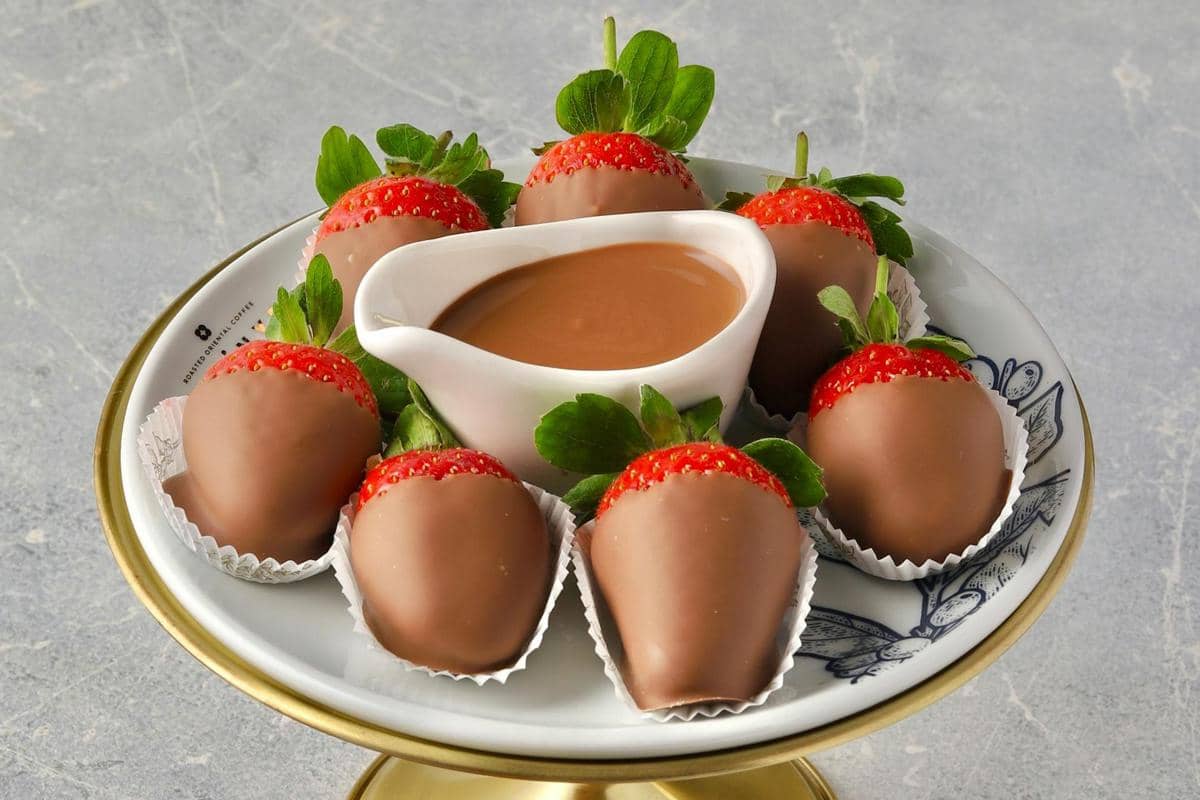ilustrasi Dubai chocolate covered strawberry 