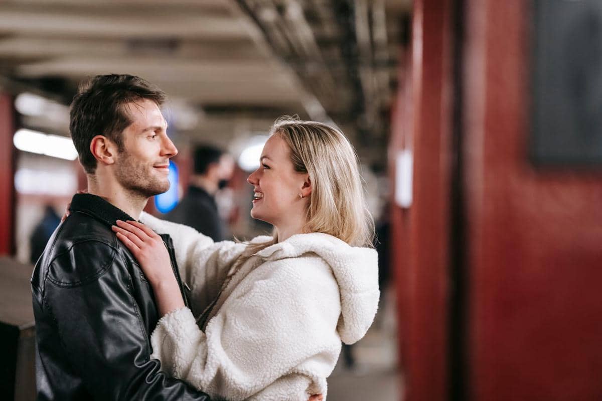 ilustrasi pasangan bahagia berpelukan