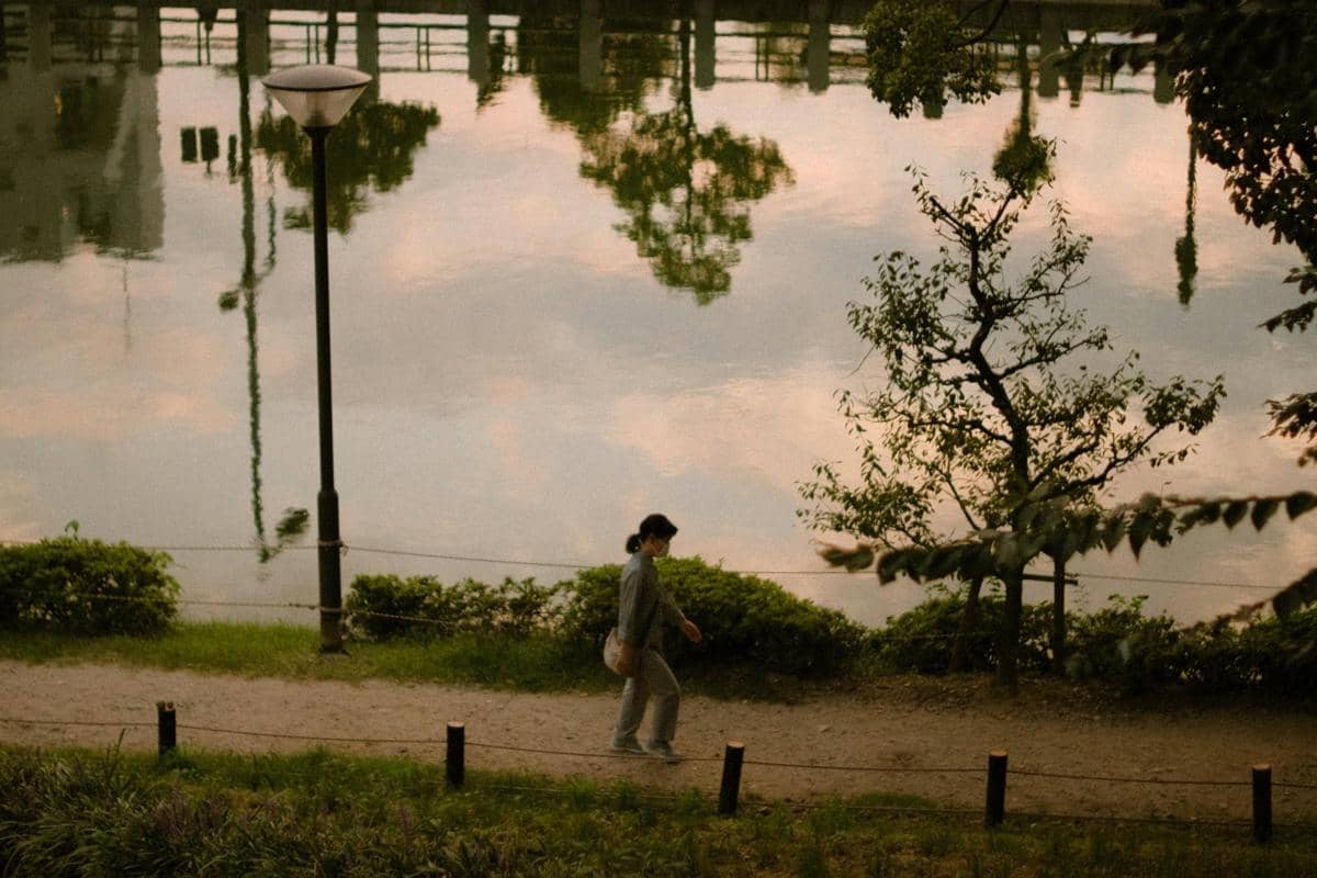 Ilustrasi fotografi senja di taman kota