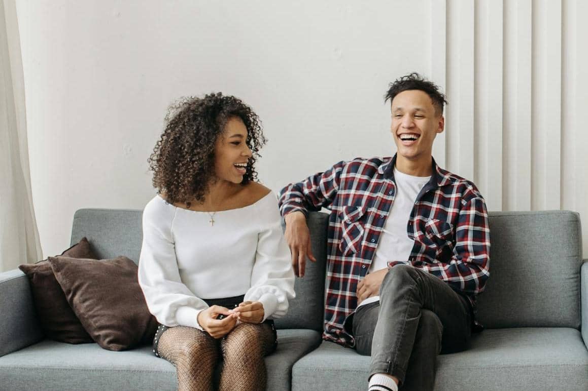 ilustrasi Shio Anjing dan Shio Kuda menjadi pasangan yang saling menyeimbangkan emosi 