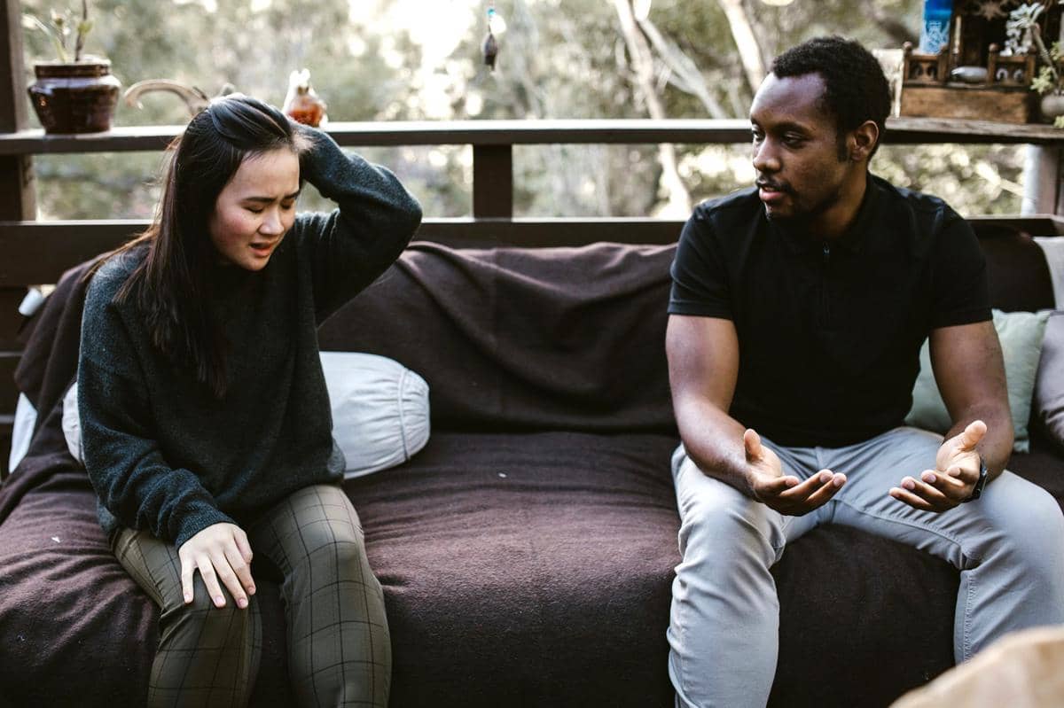 ilustrasi pria dan wanita ngobrol 