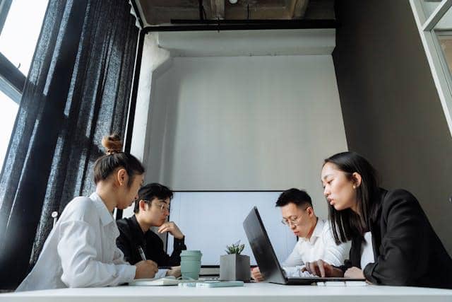 ilustrasi melakukan monitoring risiko