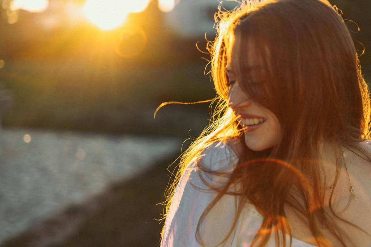 seorang perempuan yang menatap senja