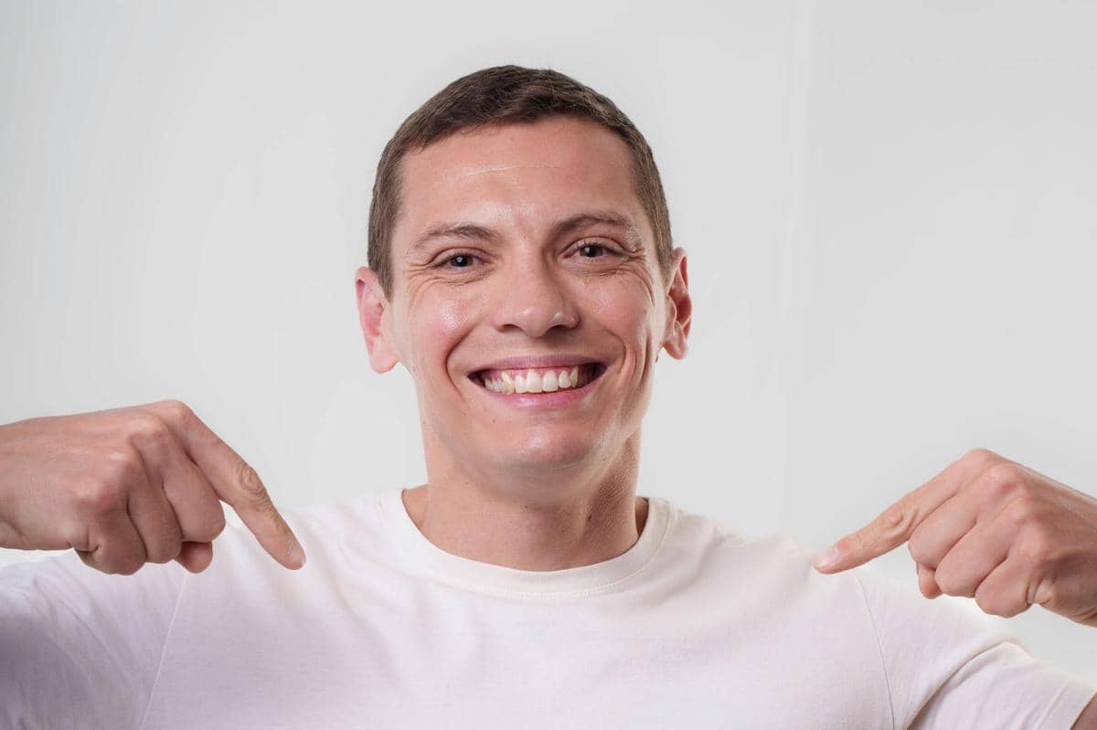 ilustrasi pria tersenyum