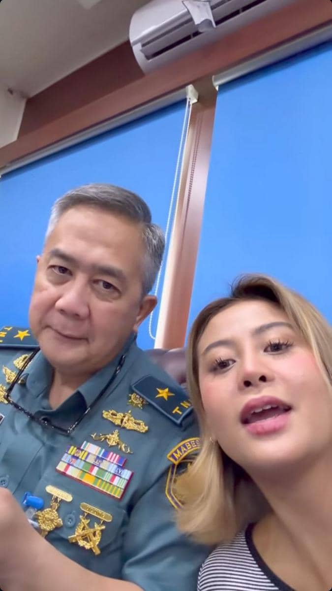 Karin Novilda rayakan ulang tahun sang ayah