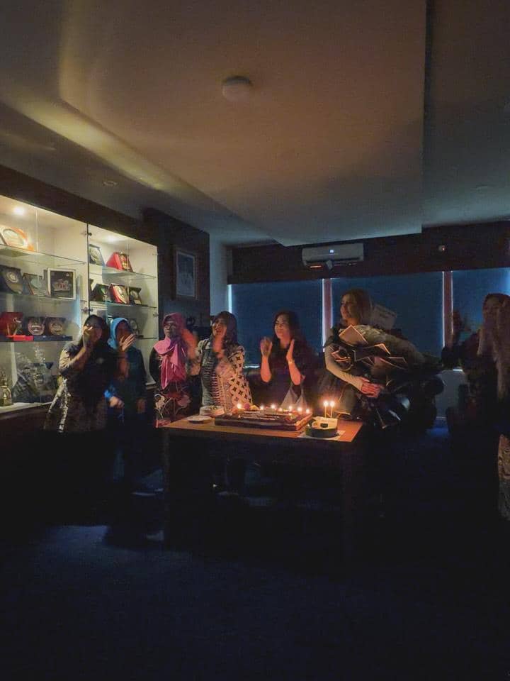 Karin Novilda rayakan ulang tahun sang ayah