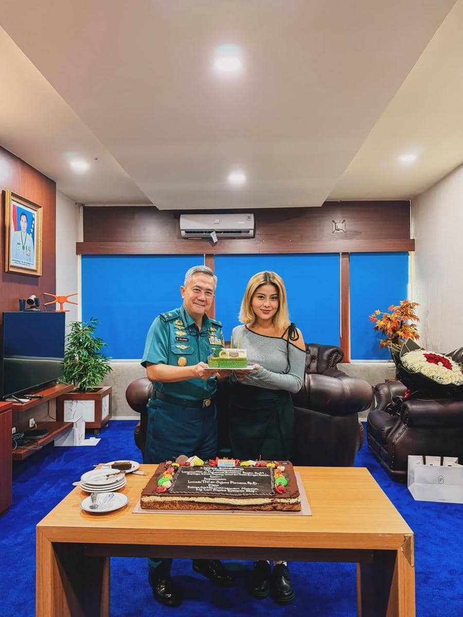 Karin Novilda rayakan ulang tahun sang ayah