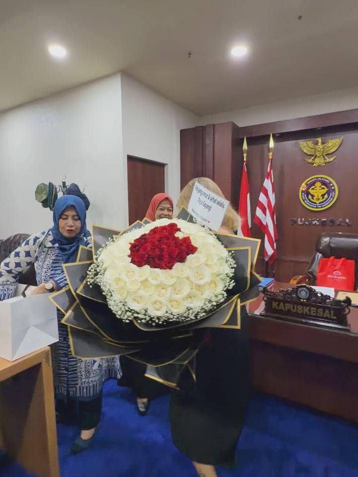 Karin Novilda rayakan ulang tahun sang ayah