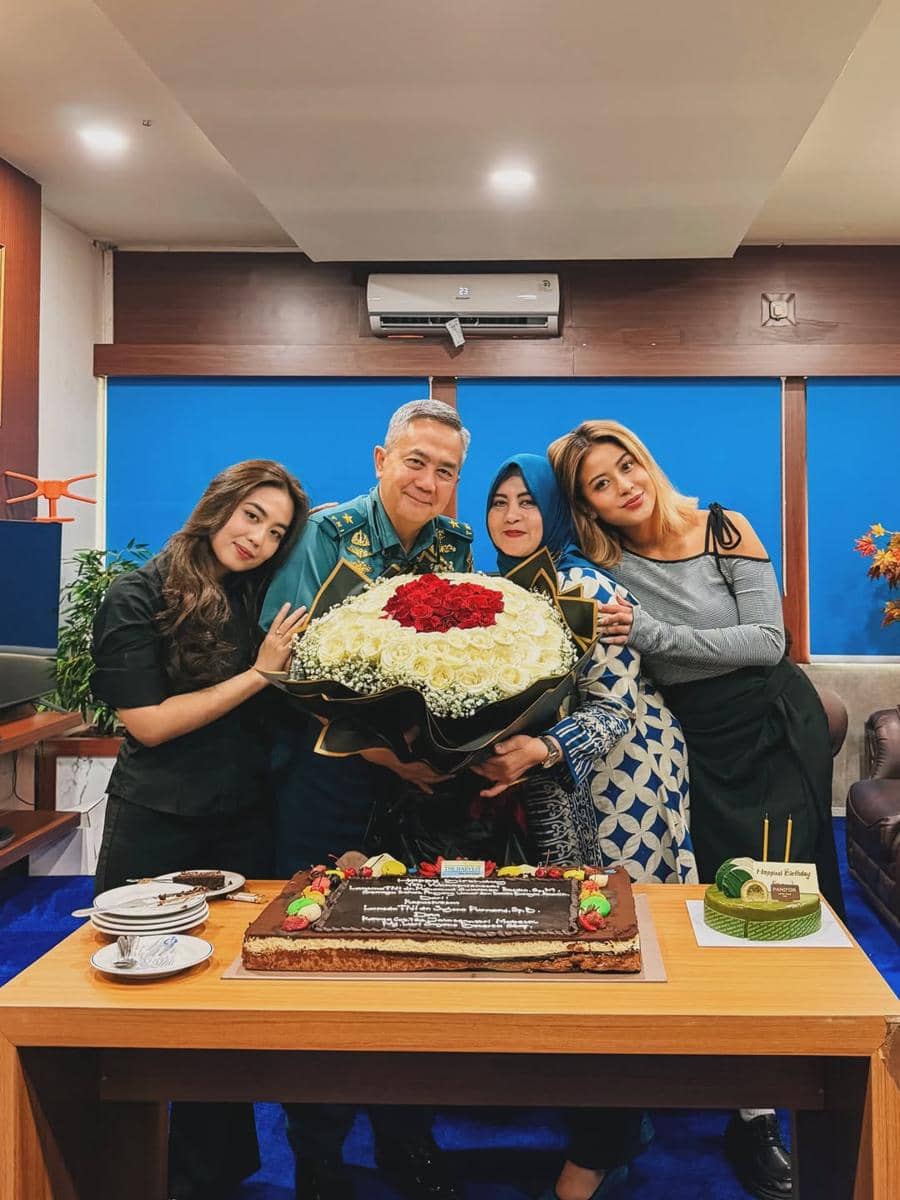 Karin Novilda rayakan ulang tahun sang ayah