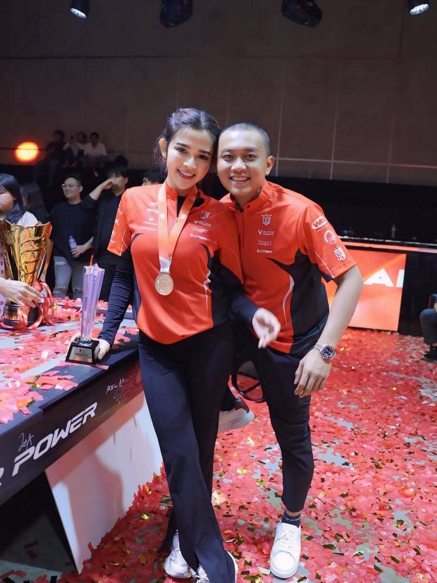 Bella Bonita juara satu dalam kompetisi billiard.