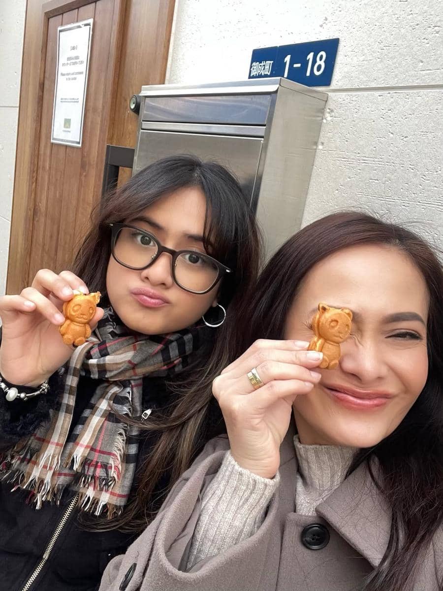 Ersa Mayori dan anak jalan-jalan di Kota Fujisawa