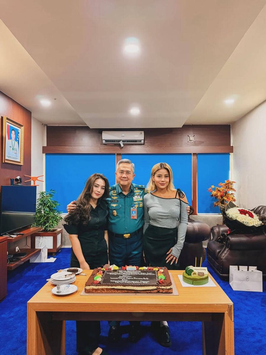 Karin Novilda rayakan ulang tahun sang ayah