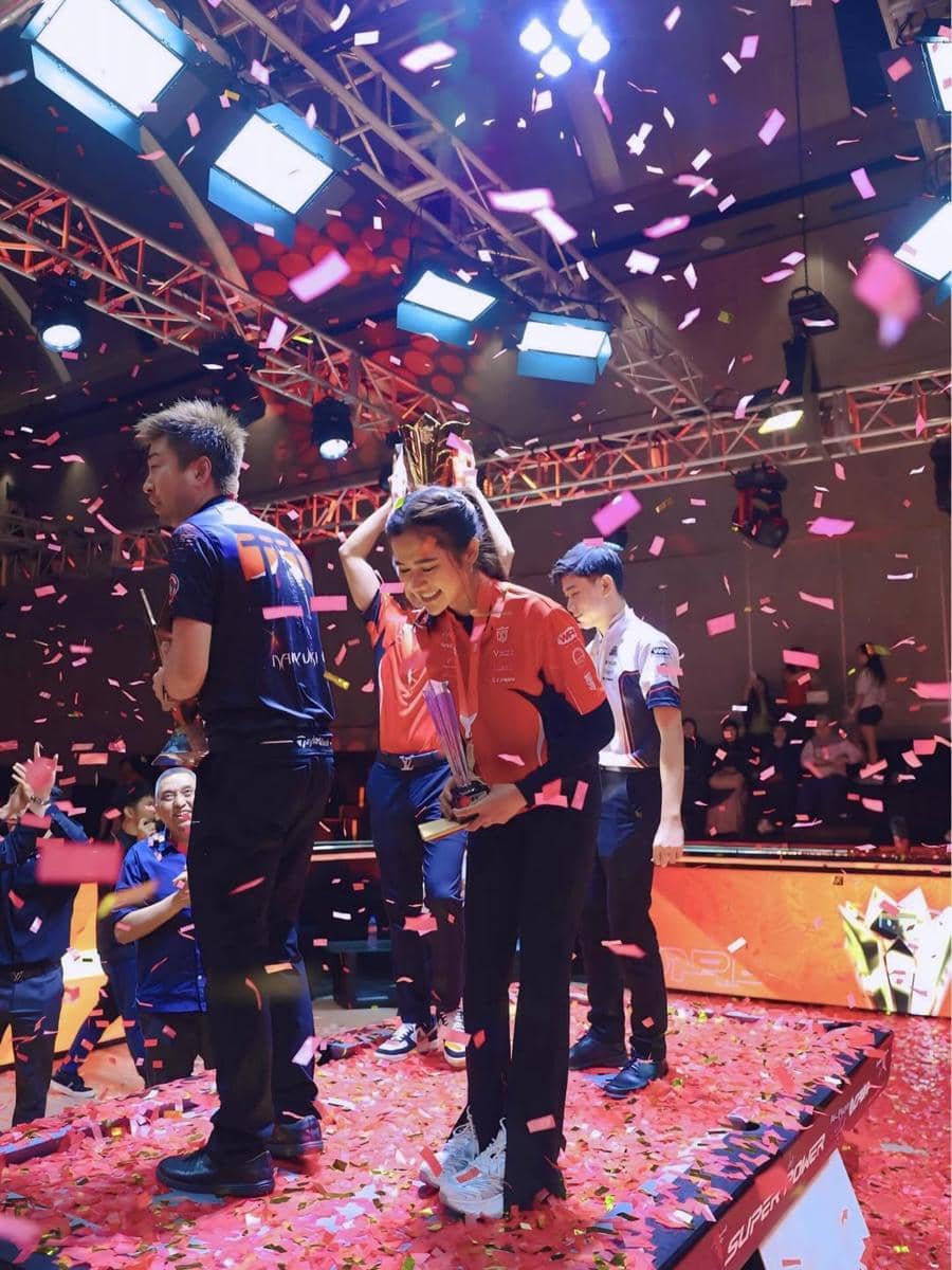 Bella Bonita juara satu dalam kompetisi billiard.