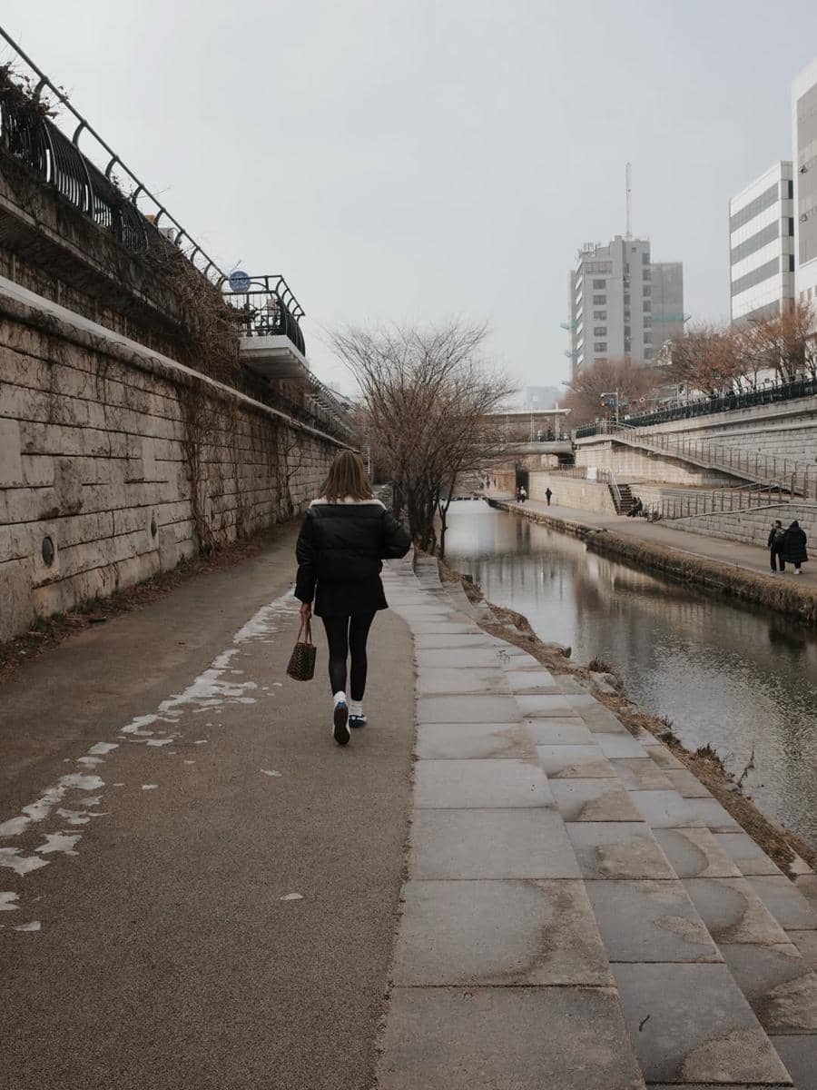 Glenca Chysara jalan-jalan di kawasan Dongdaemun