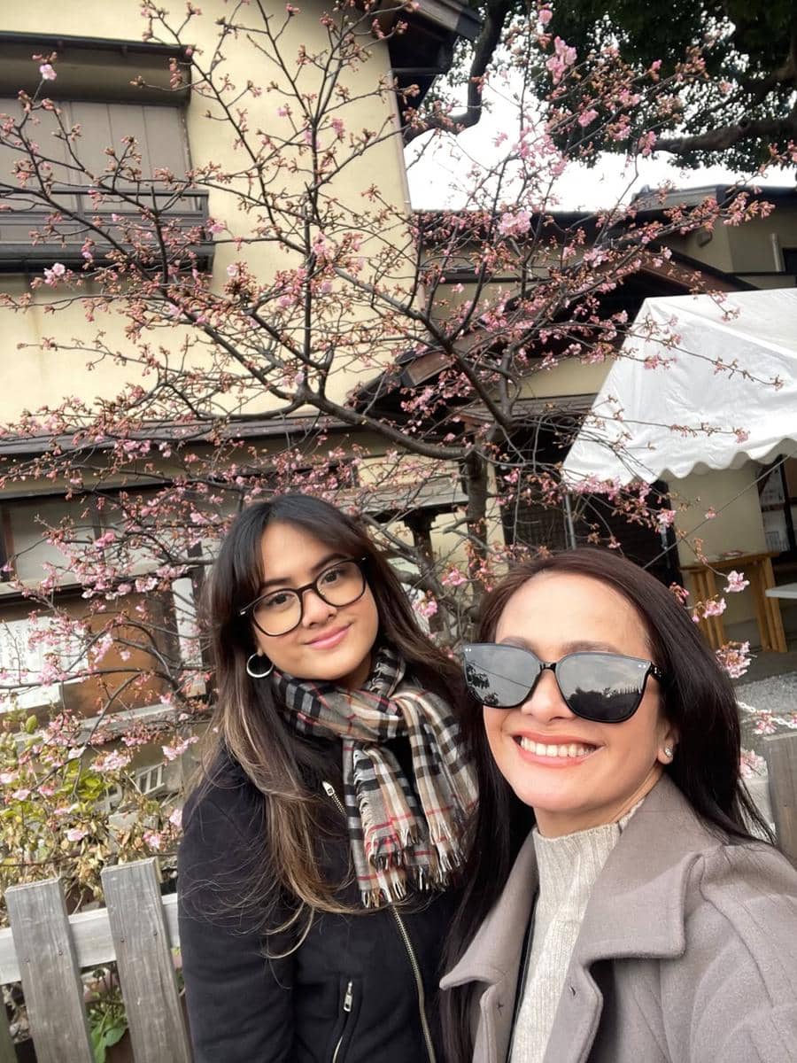 Ersa Mayori dan anak jalan-jalan di Kota Fujisawa