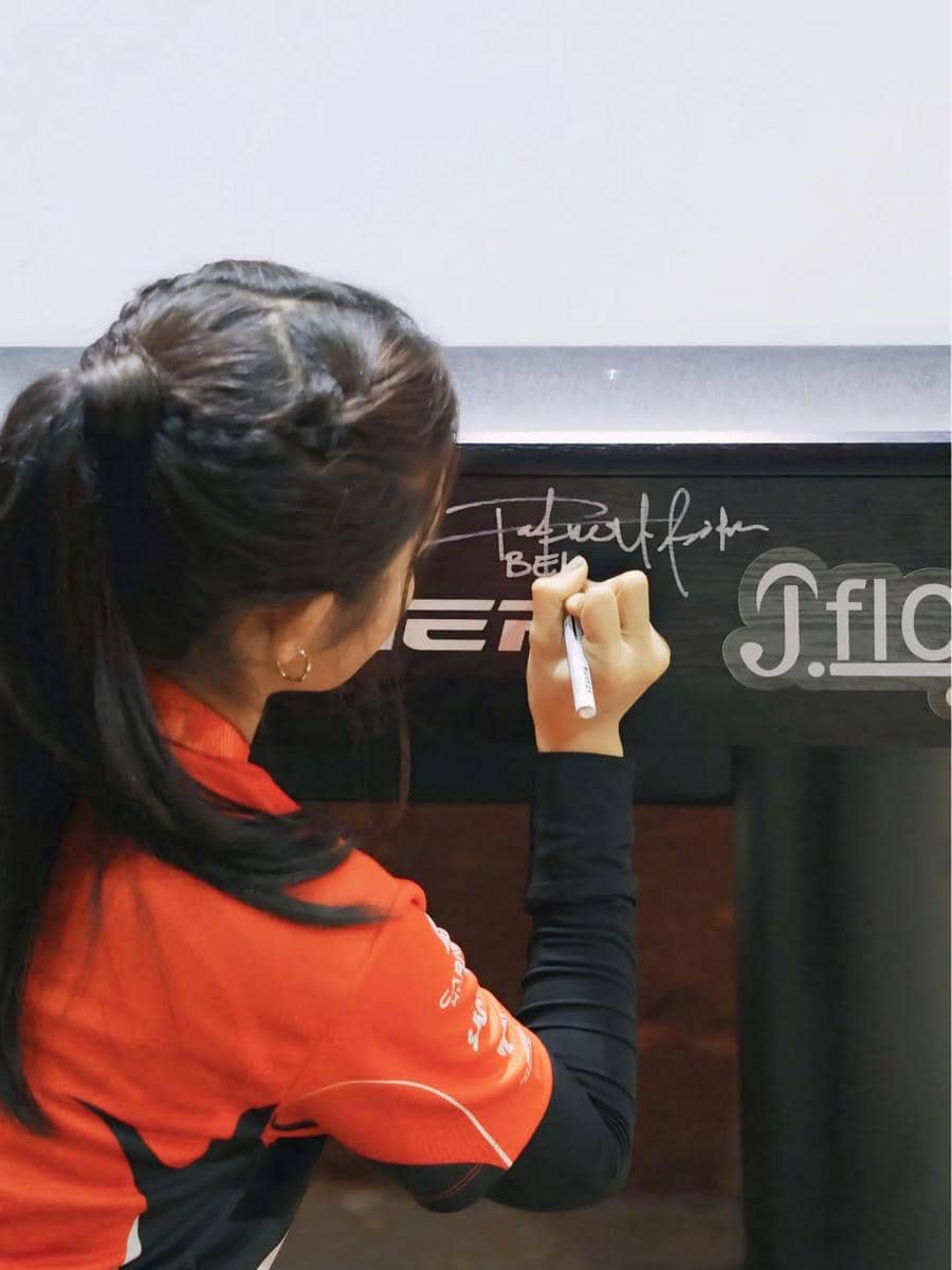 Bella Bonita juara satu dalam kompetisi billiard.