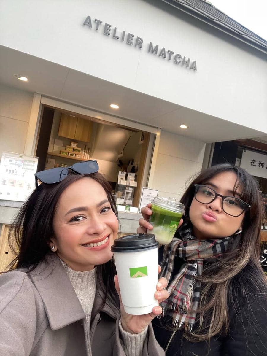 Ersa Mayori dan anak jalan-jalan di Kota Fujisawa