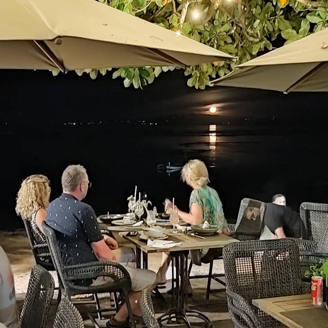 suasana malam di Kayumanis Seaside Sanur (instagram.com/kayumanisseasidesanur)